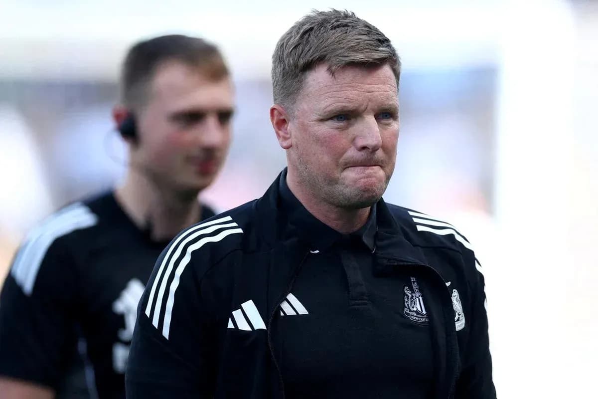 Тренер команды Newcastle United на поле стадиона