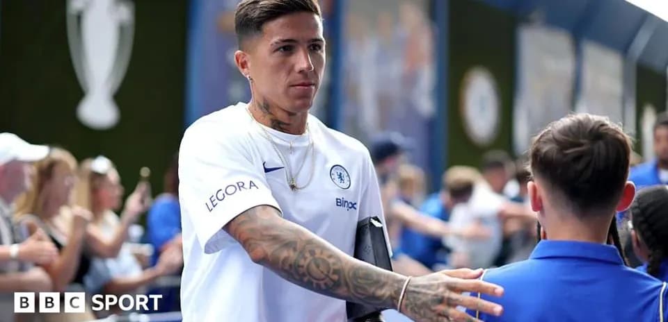 Игрок Chelsea приветствует фанатов на мероприятии