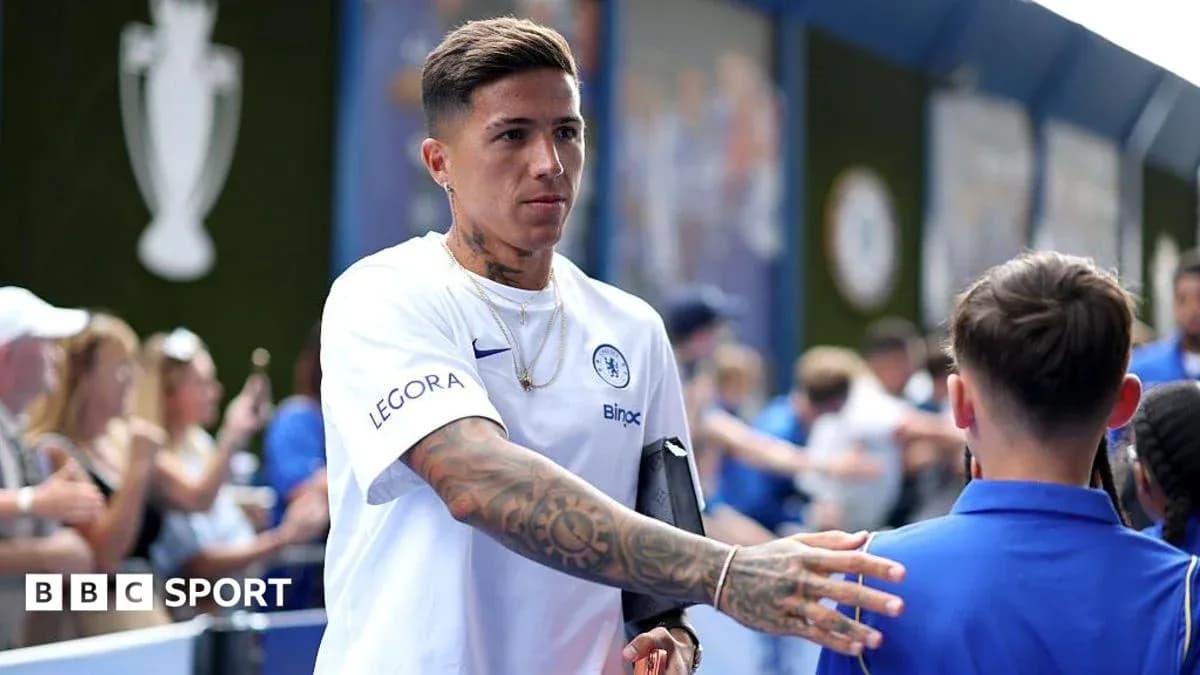 Игрок Chelsea приветствует фанатов на мероприятии