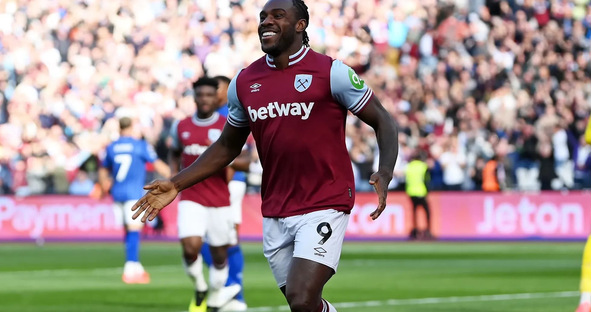 Игрок West Ham радуется забитому голу на стадионе