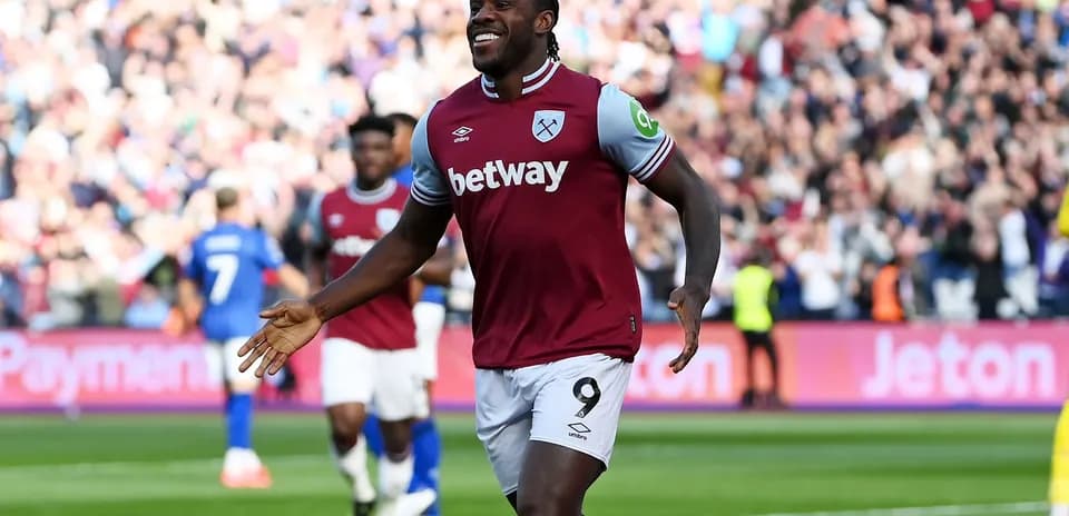 Игрок West Ham радуется забитому голу на стадионе