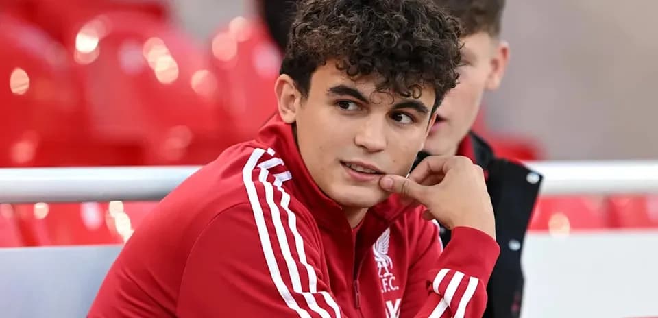 Игрок Liverpool F.C. сидит на скамейке запасных