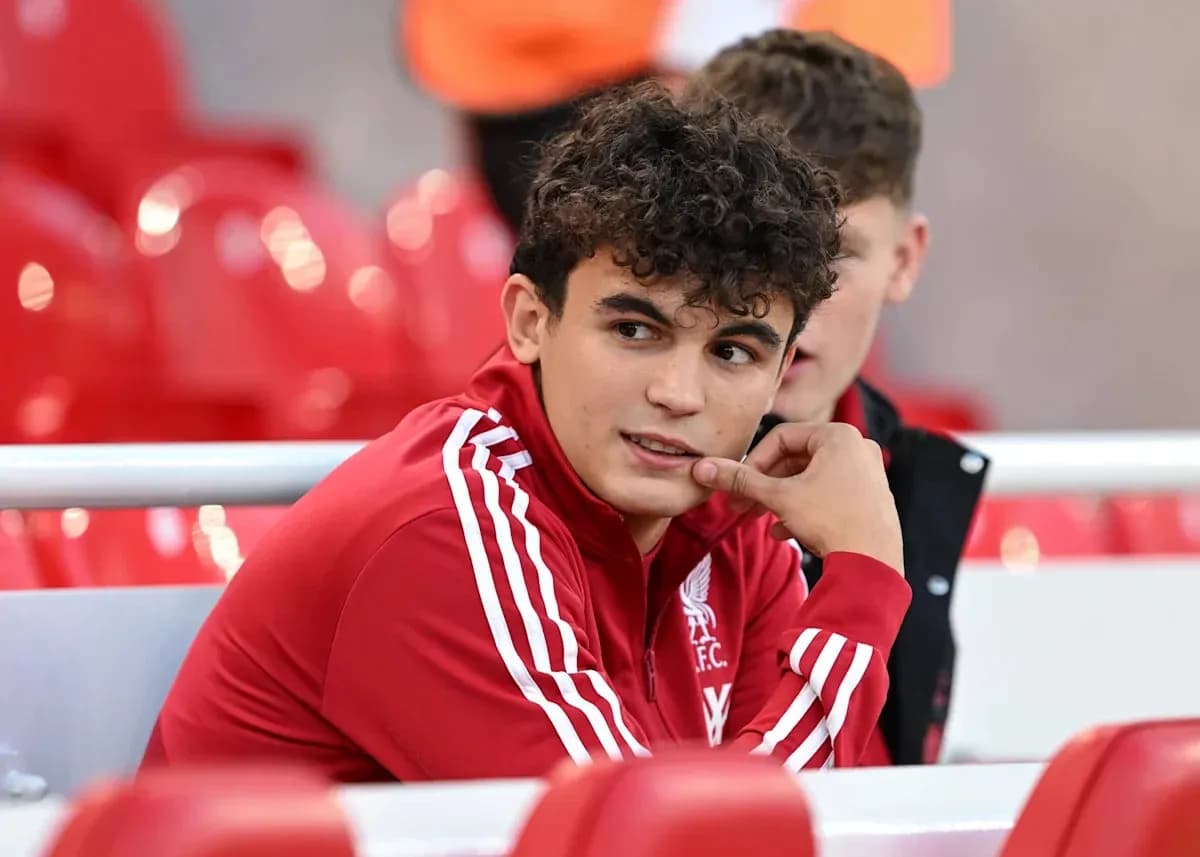 Игрок Liverpool F.C. сидит на скамейке запасных