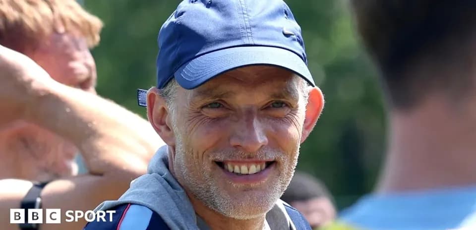 Тренер улыбается во время тренировочного процесса