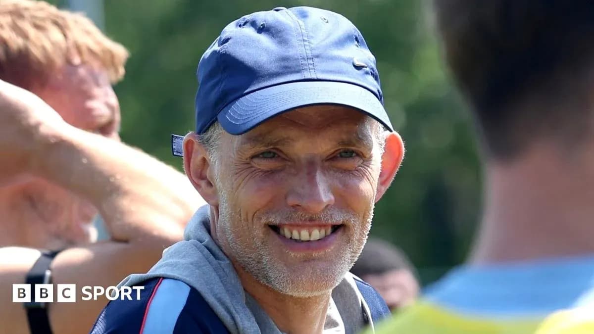 Тренер улыбается во время тренировочного процесса