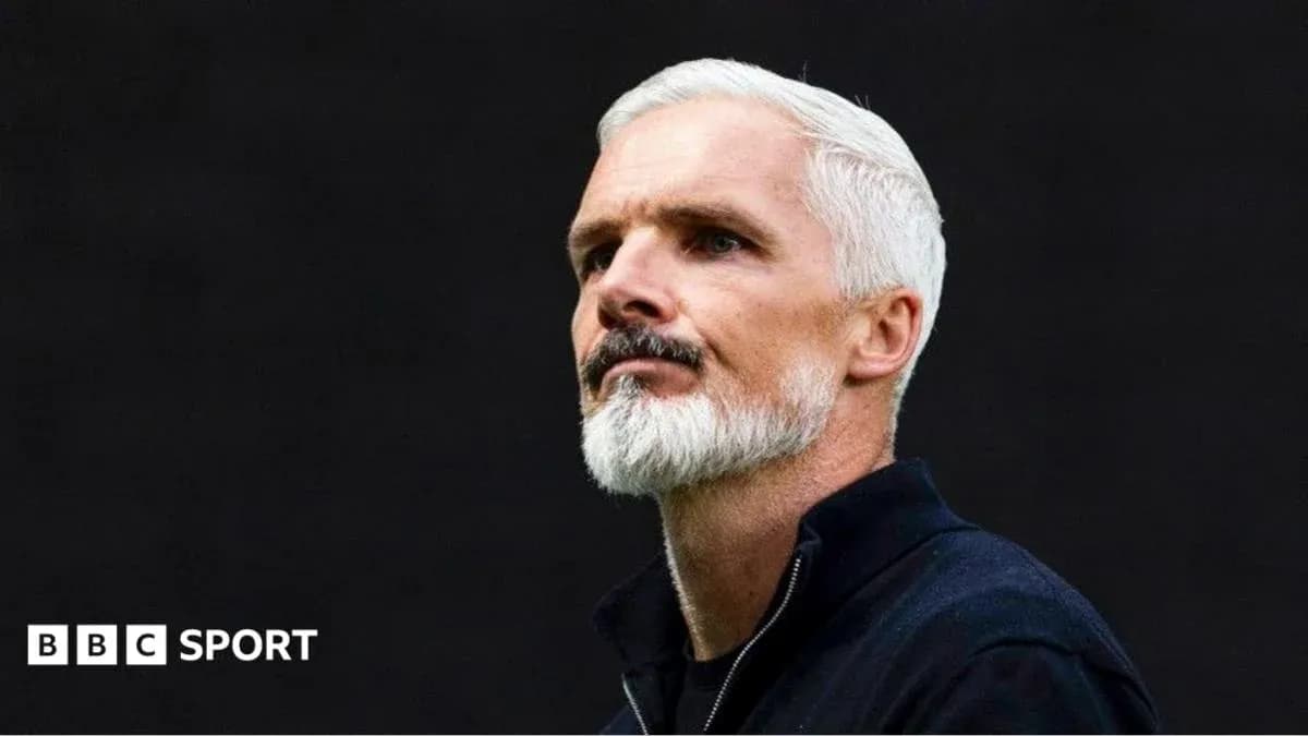 Тренер на пресс-конференции с серьёзным выражением лица