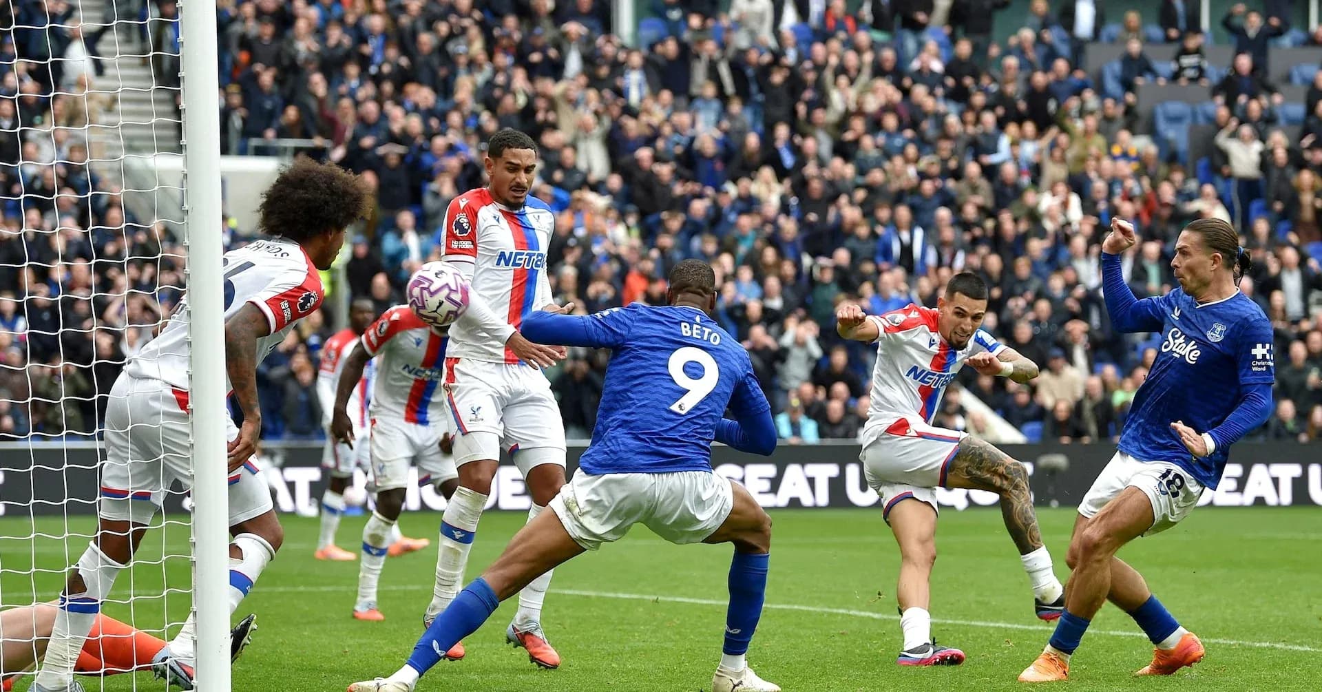 Игроки Crystal Palace и Everton в момент игры