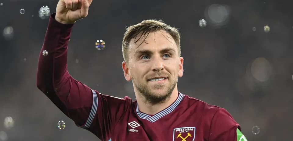 Игрок West Ham United с поднятым кулаком
