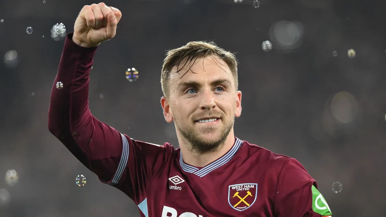 Игрок West Ham United с поднятым кулаком