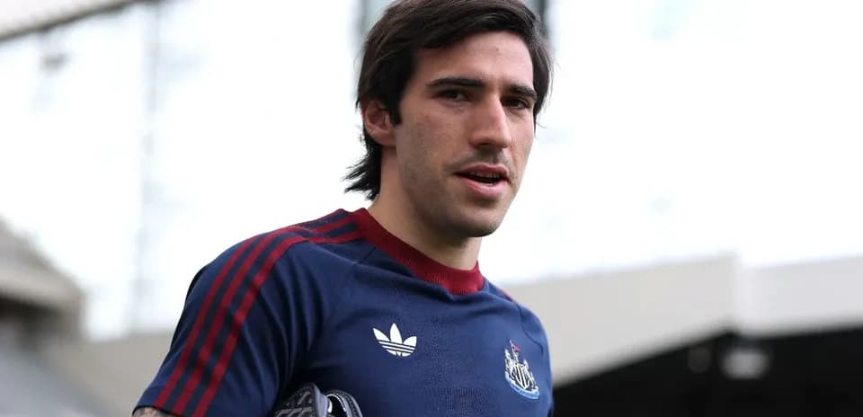 Игрок в форме Newcastle United на стадионе