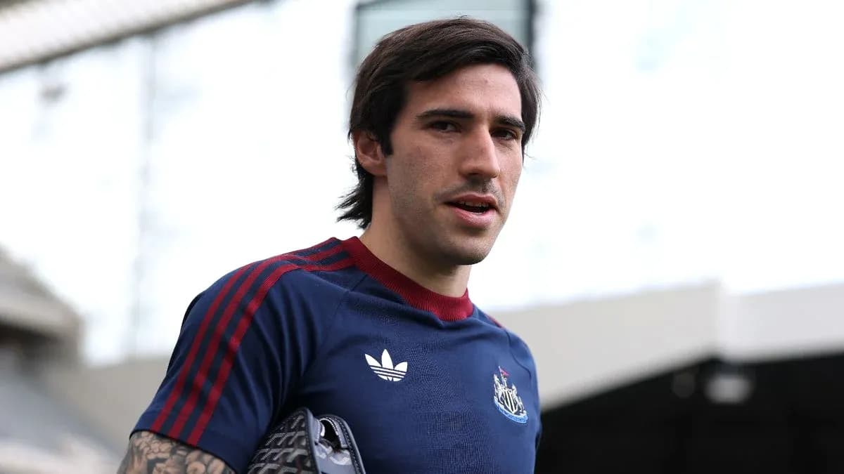 Игрок в форме Newcastle United на стадионе