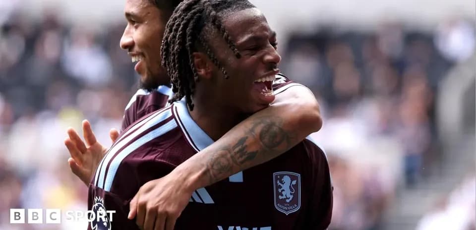 Игроки Aston Villa празднуют гол на поле