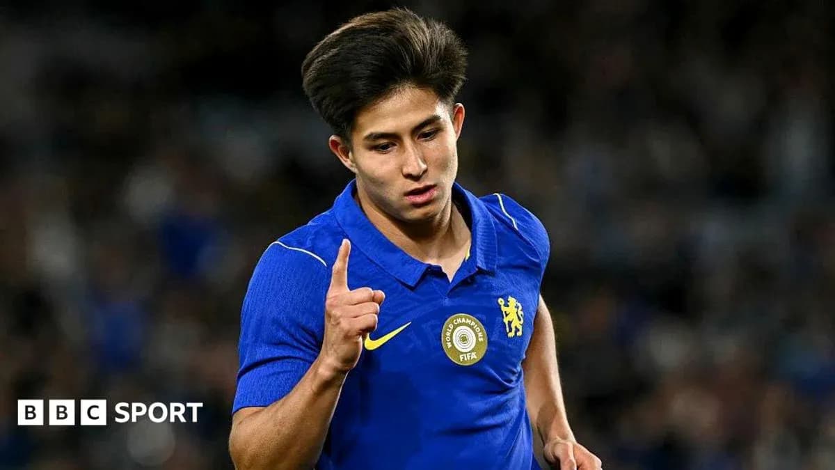 Игрок в синей форме показывает жест 'номер один'