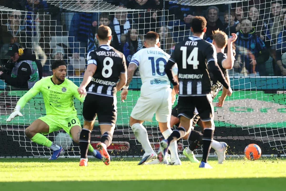Момент удара по воротам в матче Интера с Удинезе