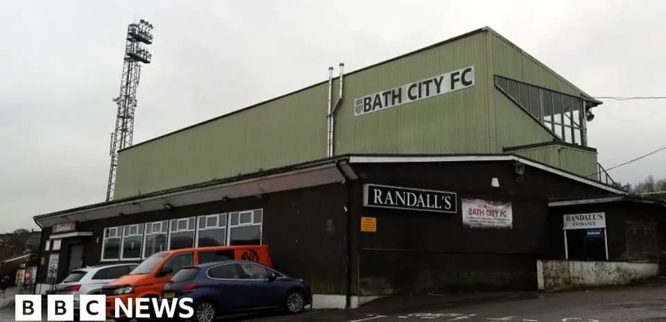 Стадион Bath City FC с парковкой и зданиями