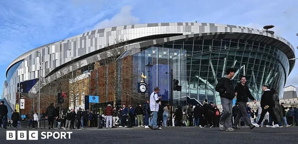 Толпа людей у стадиона перед мероприятием