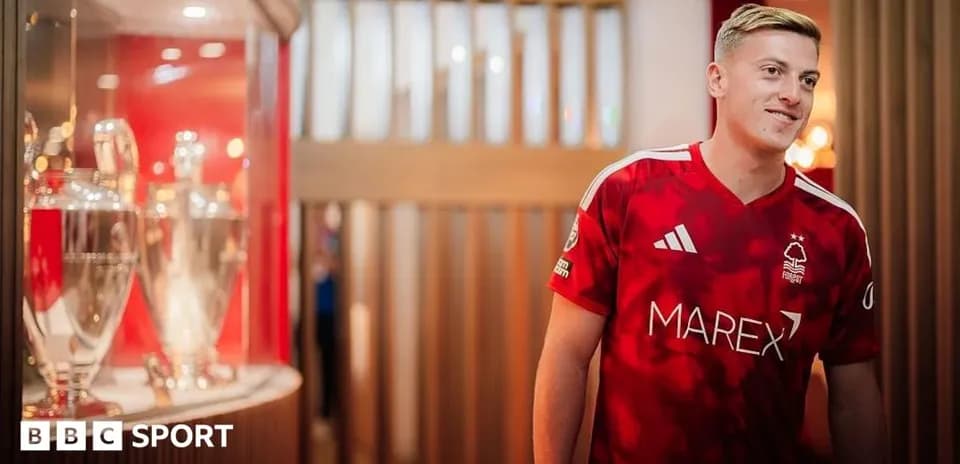 Игрок в красной форме Nottingham Forest с трофеями