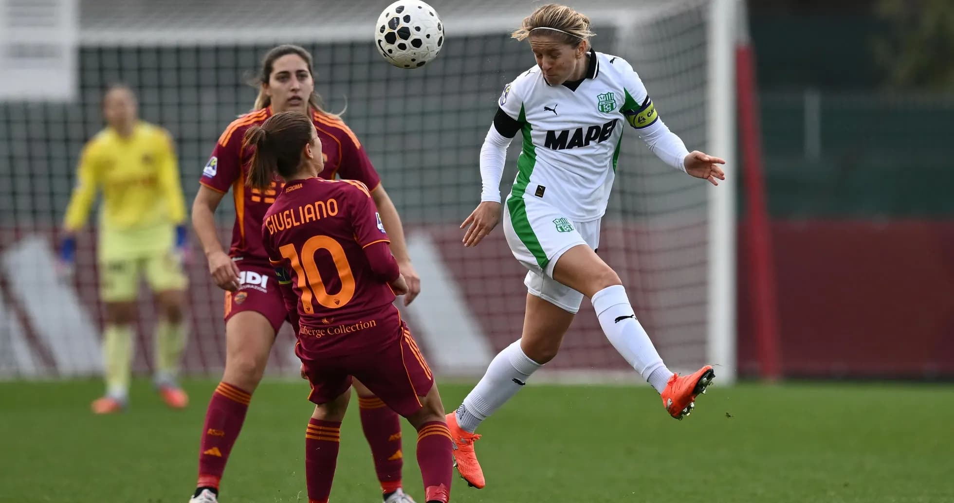 Игроки Sassuolo и Roma в матче Серии А