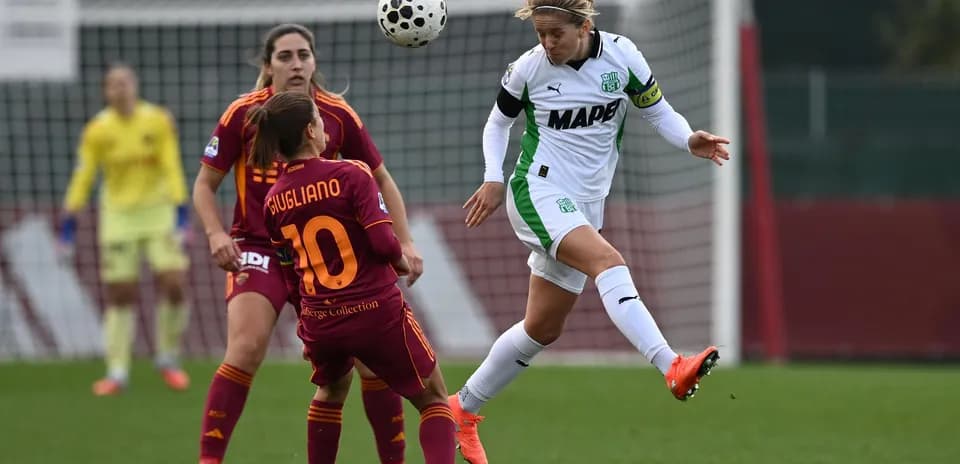 Игроки Sassuolo и Roma в матче Серии А