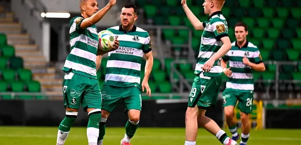 Игроки Shamrock Rovers празднуют гол