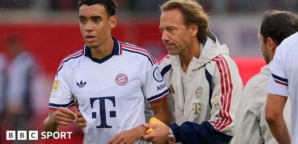 Игроки Bayern München на замене во время матча