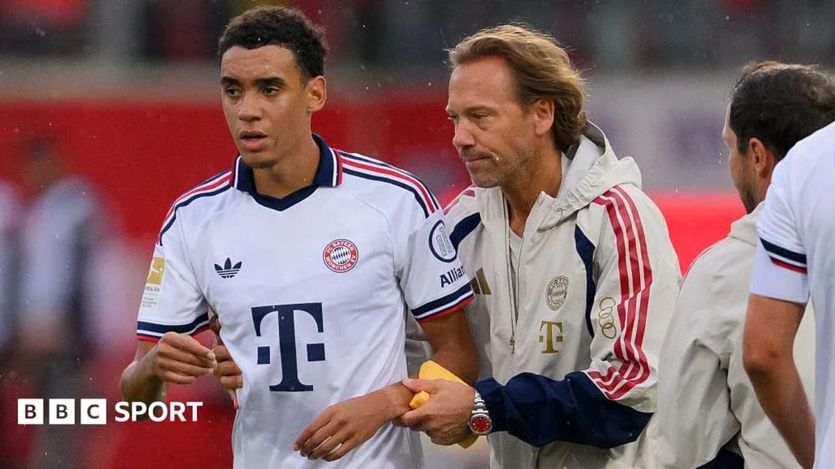 Игроки Bayern München на замене во время матча