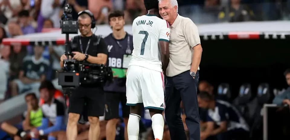 Vini Jr. and coach discussing on the sidelines