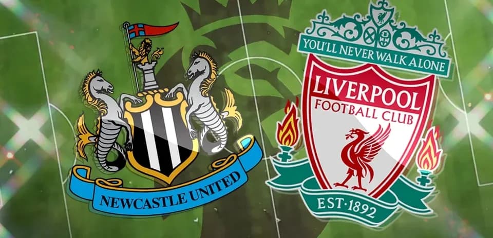 Логотипы Newcastle United и Liverpool на футбольном поле