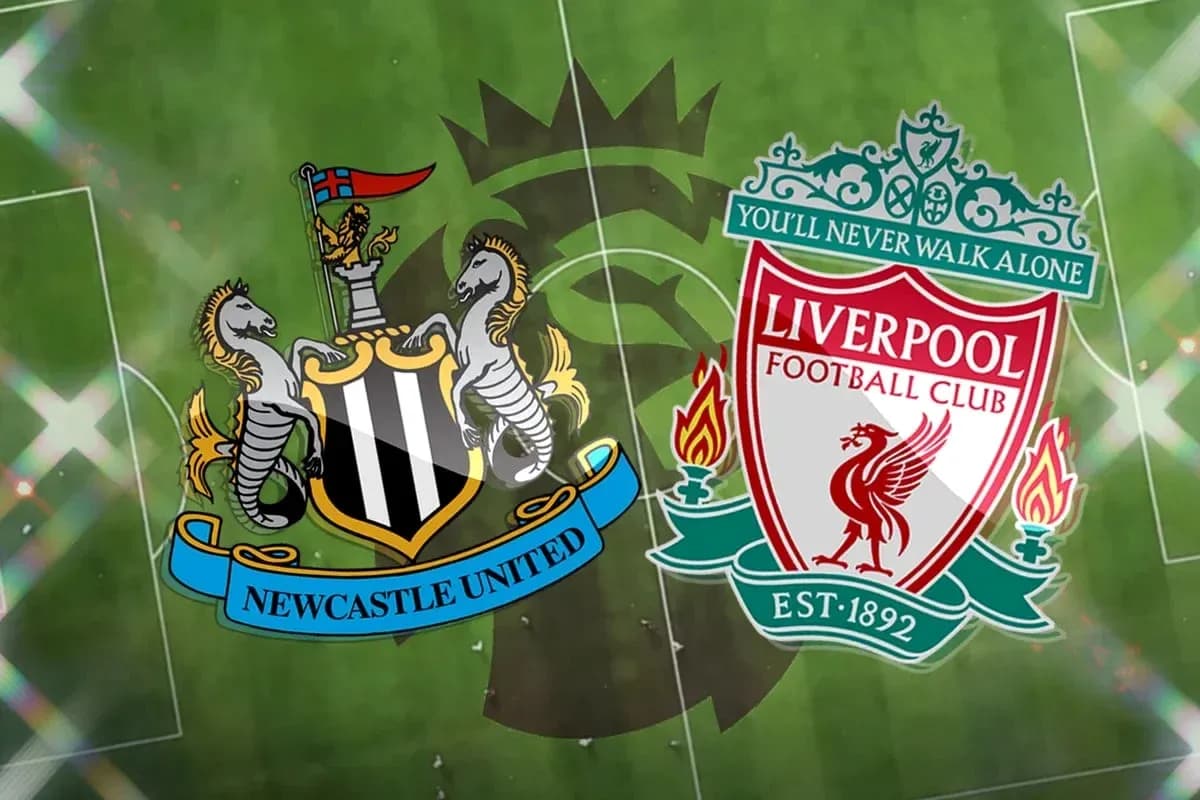 Логотипы Newcastle United и Liverpool на футбольном поле