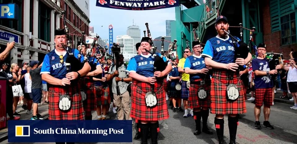 Музыканты в килтах играют на волынках у Fenway Park