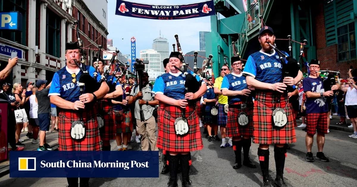 Музыканты в килтах играют на волынках у Fenway Park