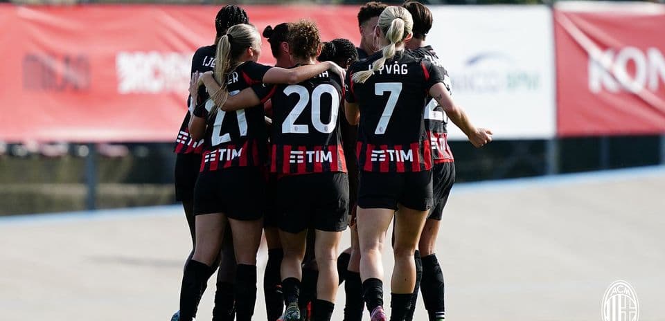 Игроки AC Milan W празднуют гол