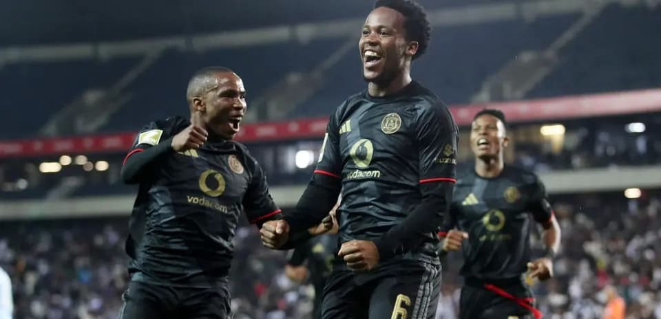 Игроки Orlando Pirates празднуют гол на стадионе