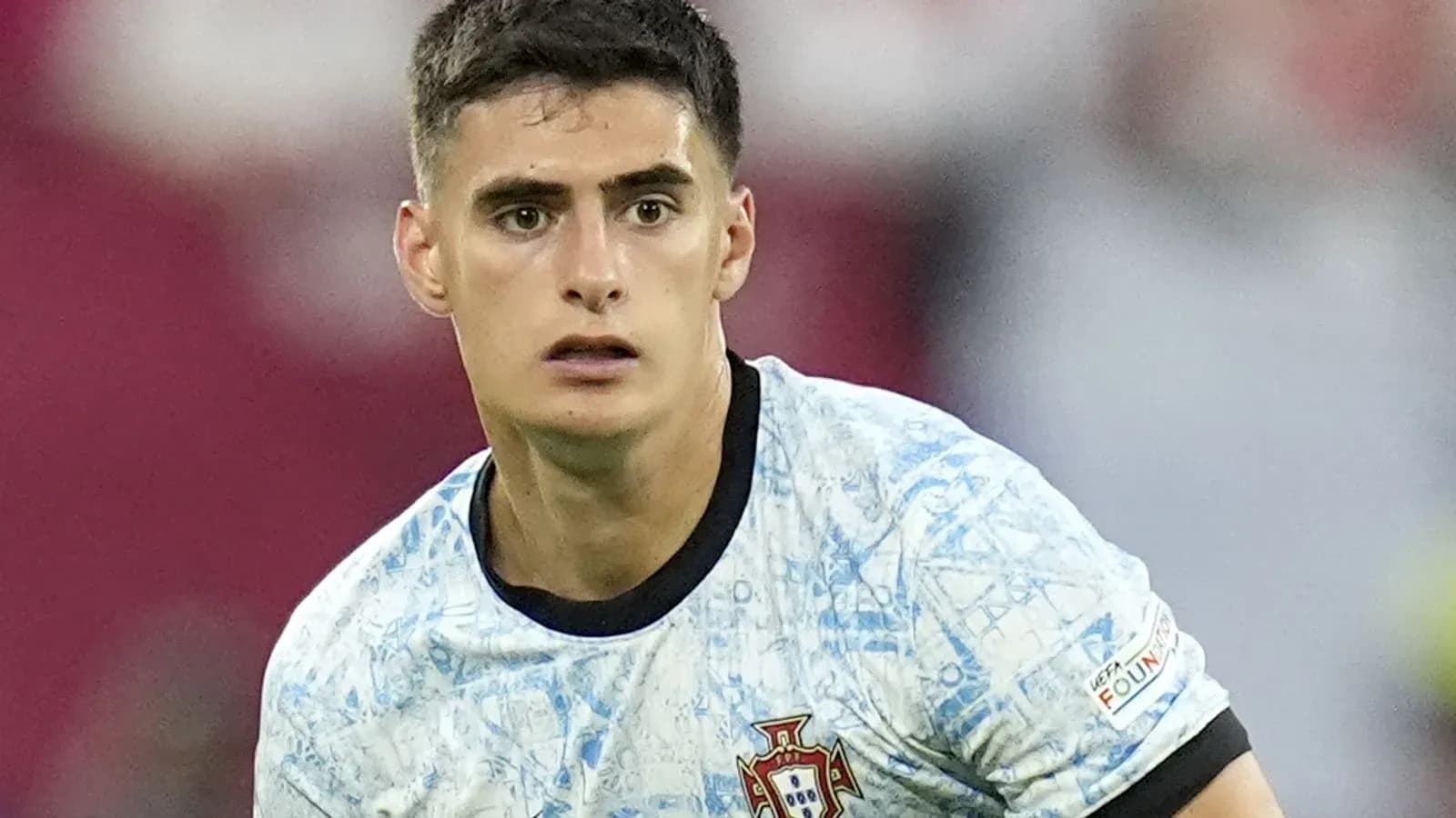 Игрок сборной Португалии на поле во время матча