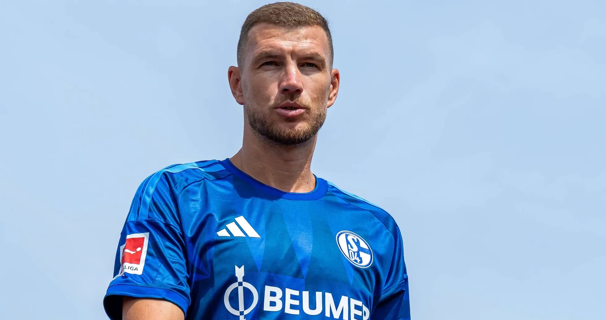 Игрок в синей форме Schalke 04 на фоне неба