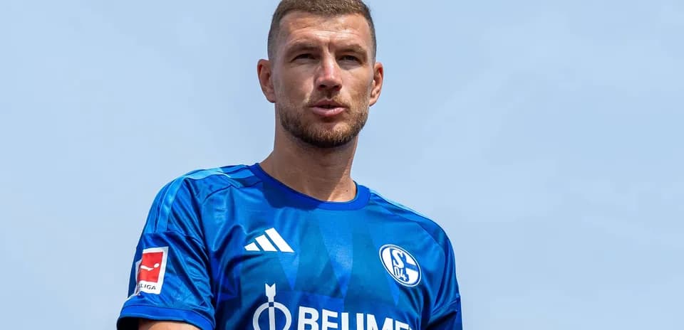Игрок в синей форме Schalke 04 на фоне неба