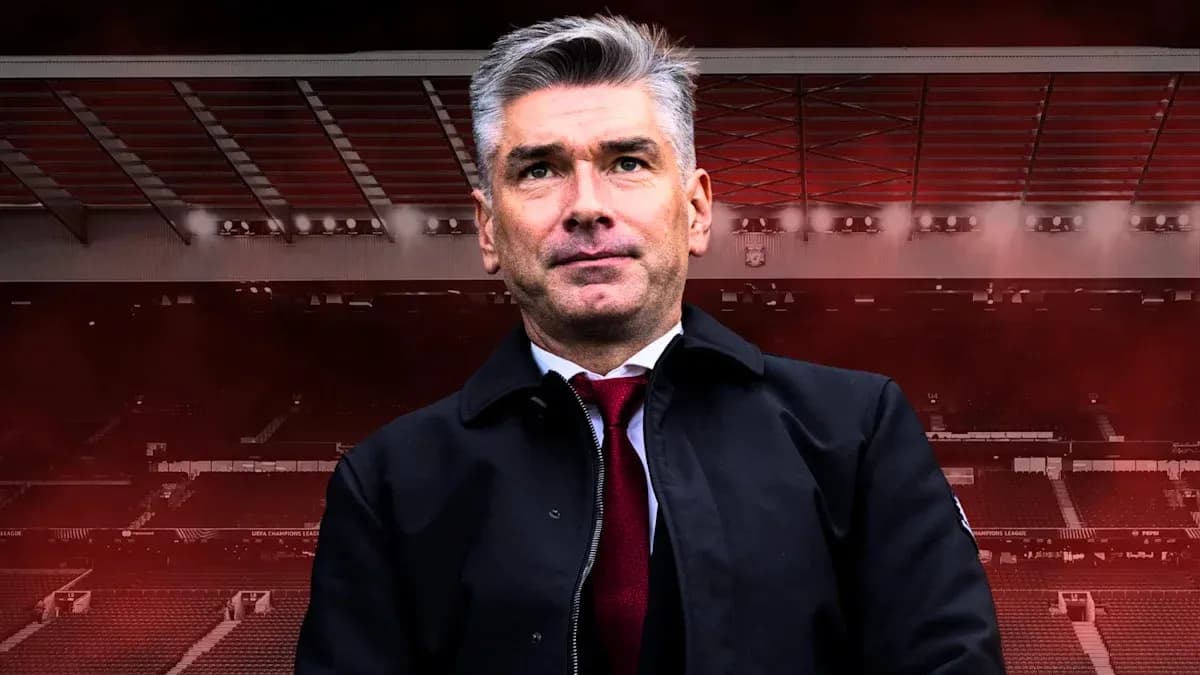 Тренер на фоне стадиона с трибунами