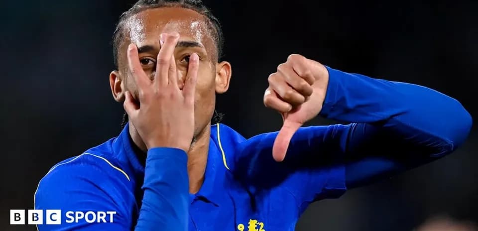 Игрок Chelsea показывает жест с пятью пальцами