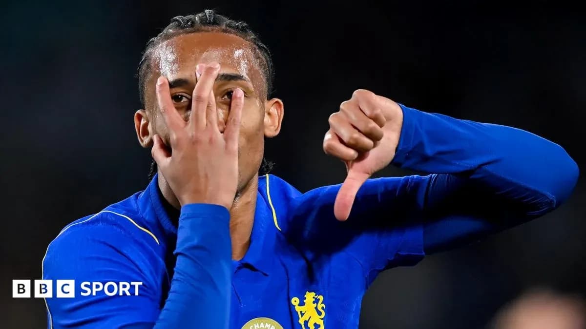 Игрок Chelsea показывает жест с пятью пальцами
