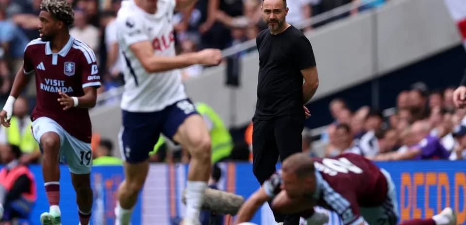 Игроки Aston Villa и Tottenham на поле матча