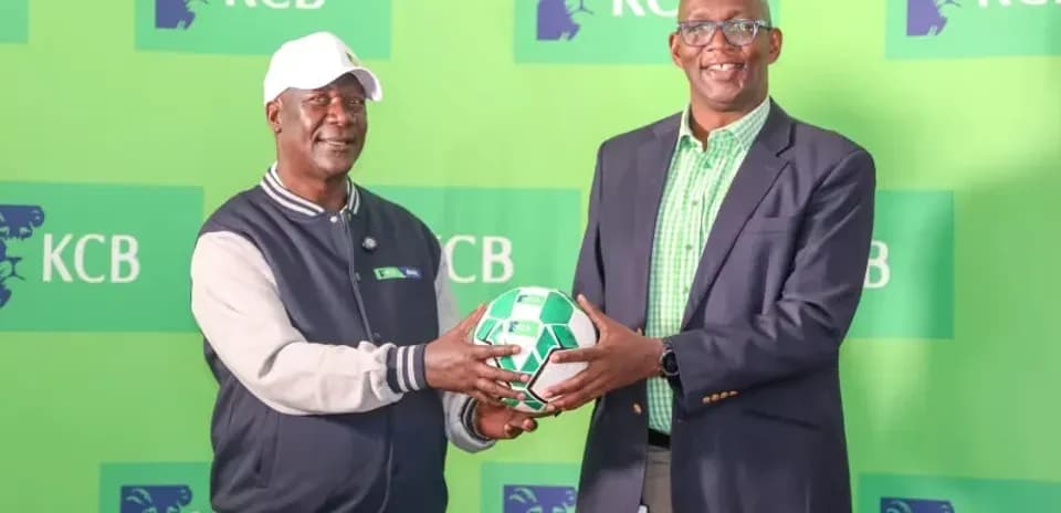 Два человека обмениваются футбольным мячом на мероприятии KCB