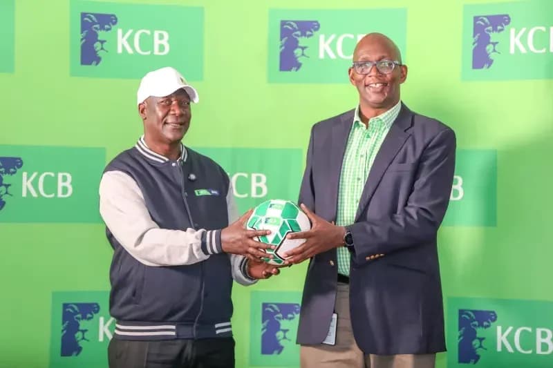 Два человека обмениваются футбольным мячом на мероприятии KCB