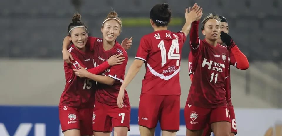 Игроки Incheon Red Angels празднуют гол