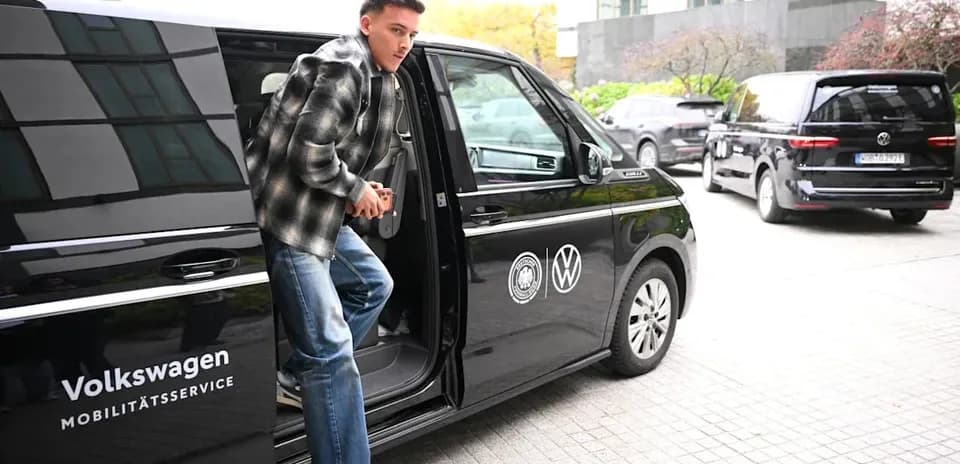 Игрок выходит из автомобиля Volkswagen на улице