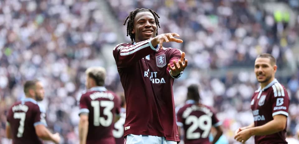 Игроки Aston Villa празднуют на поле стадиона