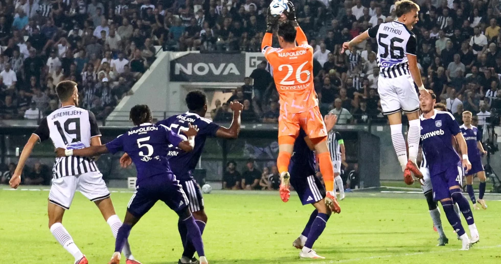 Вратарь PAOK ловит мяч в воздухе