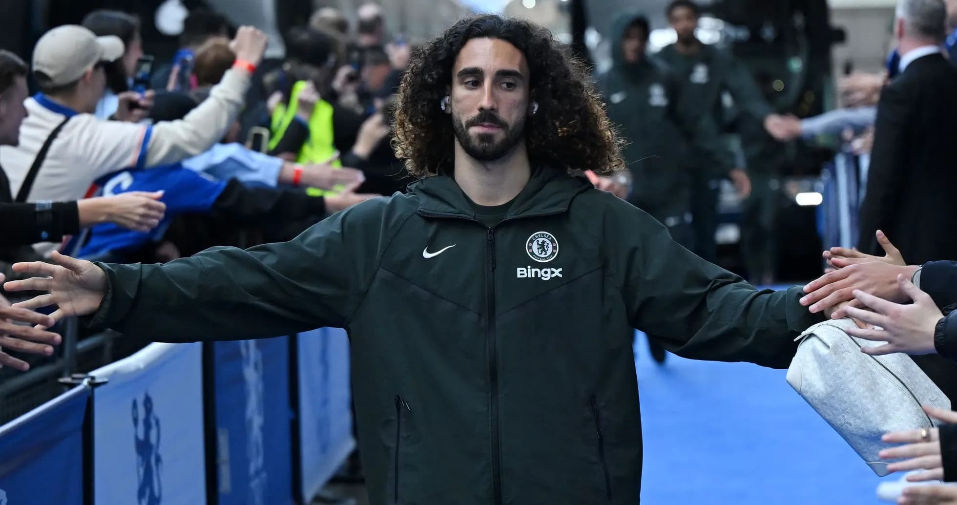Игрок Chelsea приветствует болельщиков на выходе