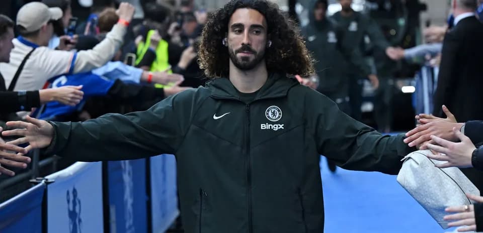 Игрок Chelsea приветствует болельщиков на выходе