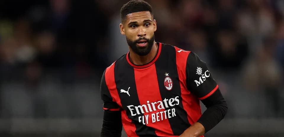Игрок в черно-красной форме AC Milan на поле