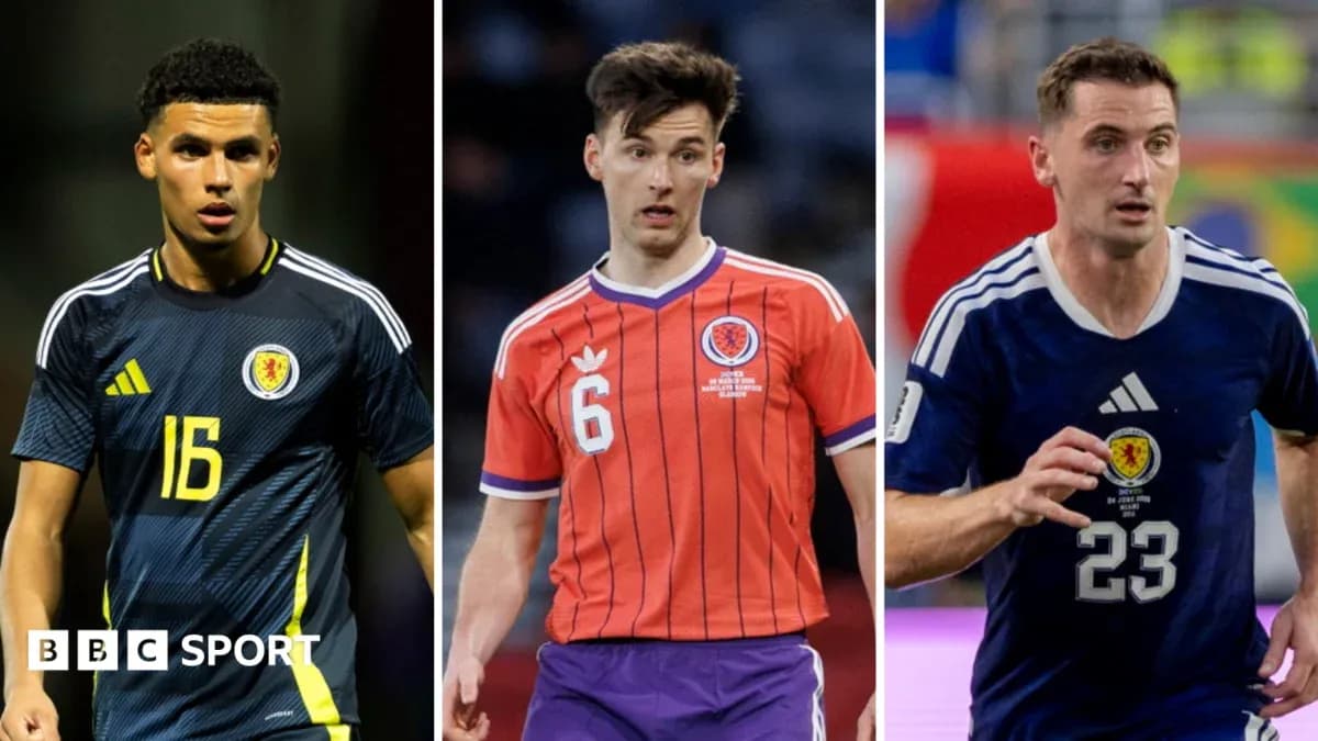 Трое футболистов Шотландии в игровой форме
